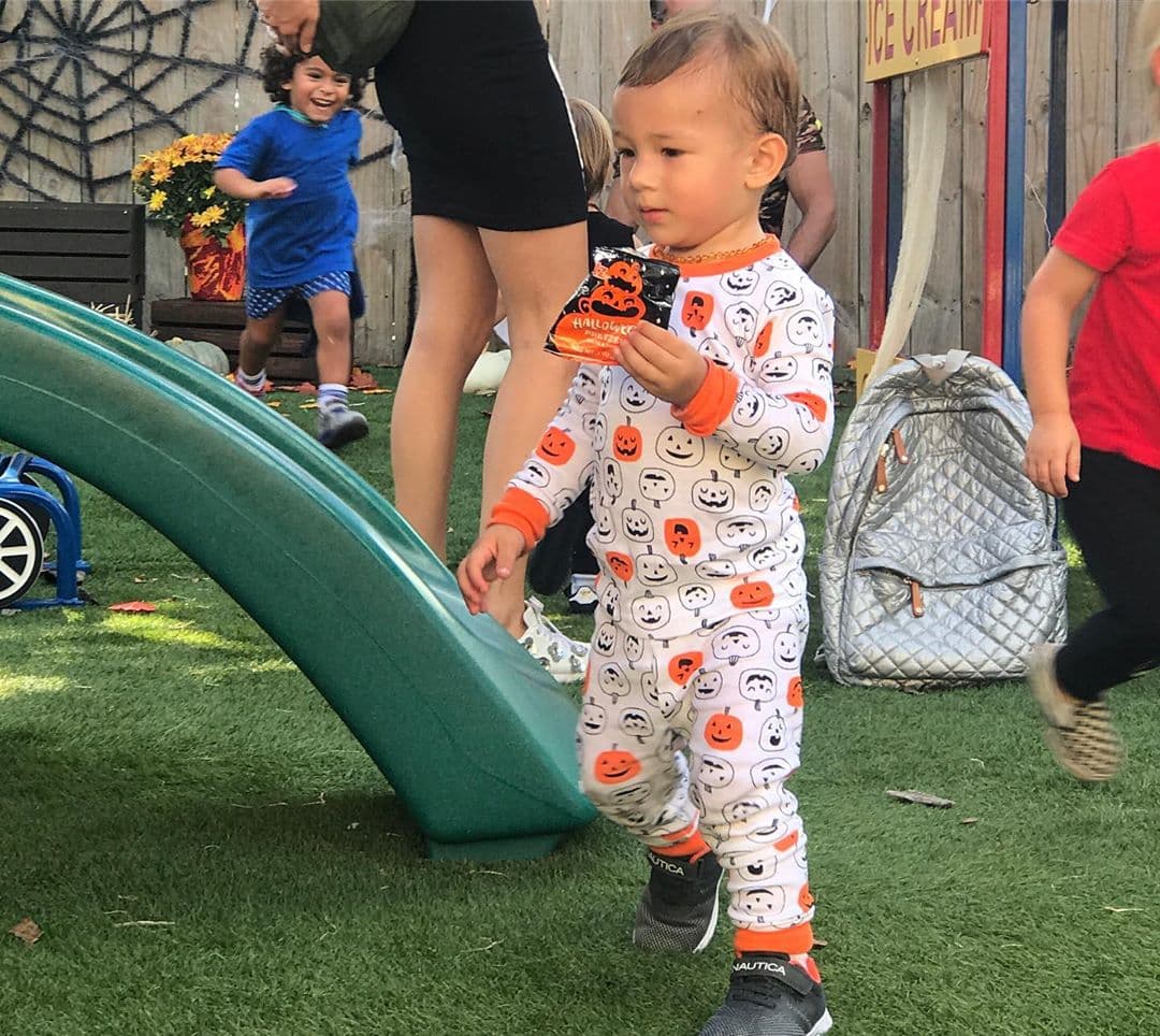 Liam estaba encantado de pasar tiempo con su mamá pero también de probar los dulces de Halloween.