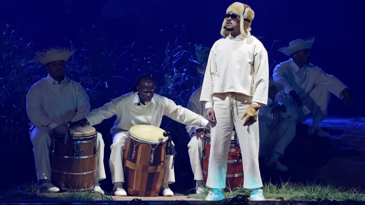 Bad Bunny hace historia en el Super Bowl al ser el primer artista latino que cantará solo en español.