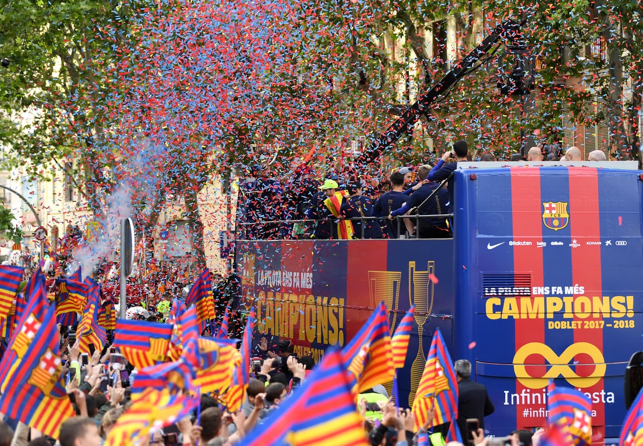 Barcelona celebró el octavo doblete de su historia con un recorrido urbano, festejo que congregó durante dos horas a decenas de miles de aficionados culés, entregados a un equipo que ganó Liga y Copa.
