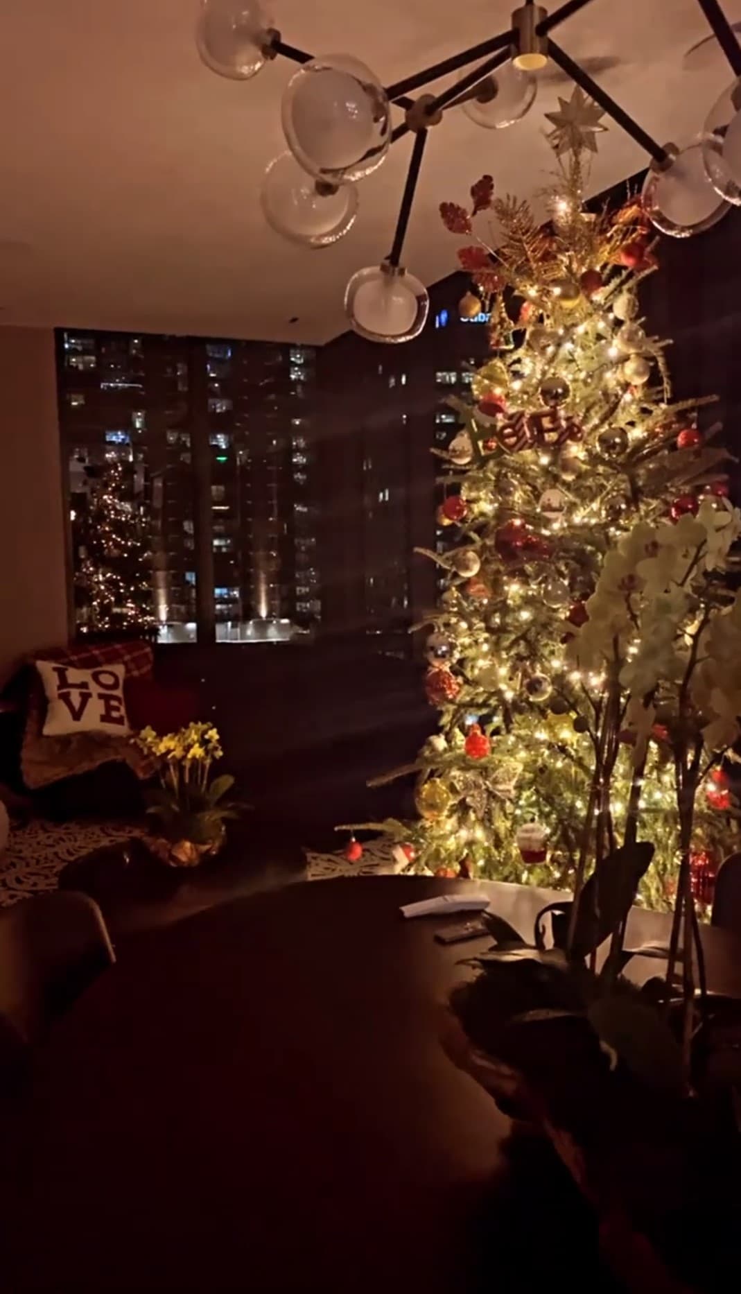 La conductora contó que al final tuvo poca ayuda, pues Francesco se la pasó tomándole fotos mientras ella decoraba. El resultado fue extraordinario y la prueba está en la fotografía nocturna que compartió recientemente en sus 'stories' de Instagram.