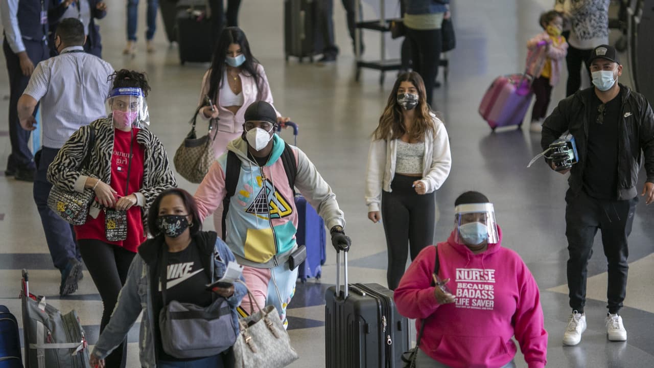 Una persona está completamente vacunada “dos semanas después de su segunda dosis en una serie de 2 dosis, de las vacunas de Pfizer o Moderna”, o “dos semanas después de una vacuna de dosis única, como la vacuna de Johnson & Johnson”, 
<a href="https://espanol.cdc.gov/coronavirus/2019-ncov/vaccines/fully-vaccinated.html" target="_blank">según los CDC</a>.