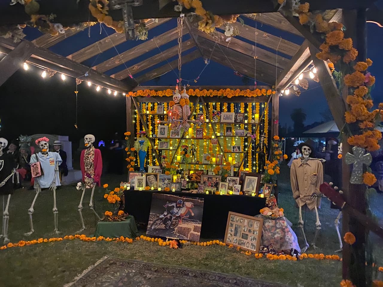 El camposanto de Los Ángeles es conocido por resguardar los restos de luminarias de Hollywood. Sin embargo, en los últimos 23 años, su popularidad se ha multiplicado por la celebración del Día de Muertos.