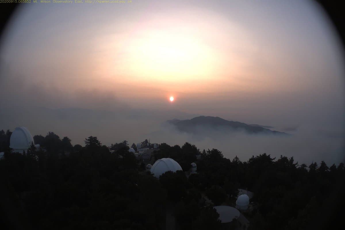 Los bomberos están desplegados para proteger el Observatorio Mount Wilson del incendio Bobcat en el Bosque Nacional Ángeles están "listos para recibir el fuego", dijeron las autoridades el martes por la tarde.