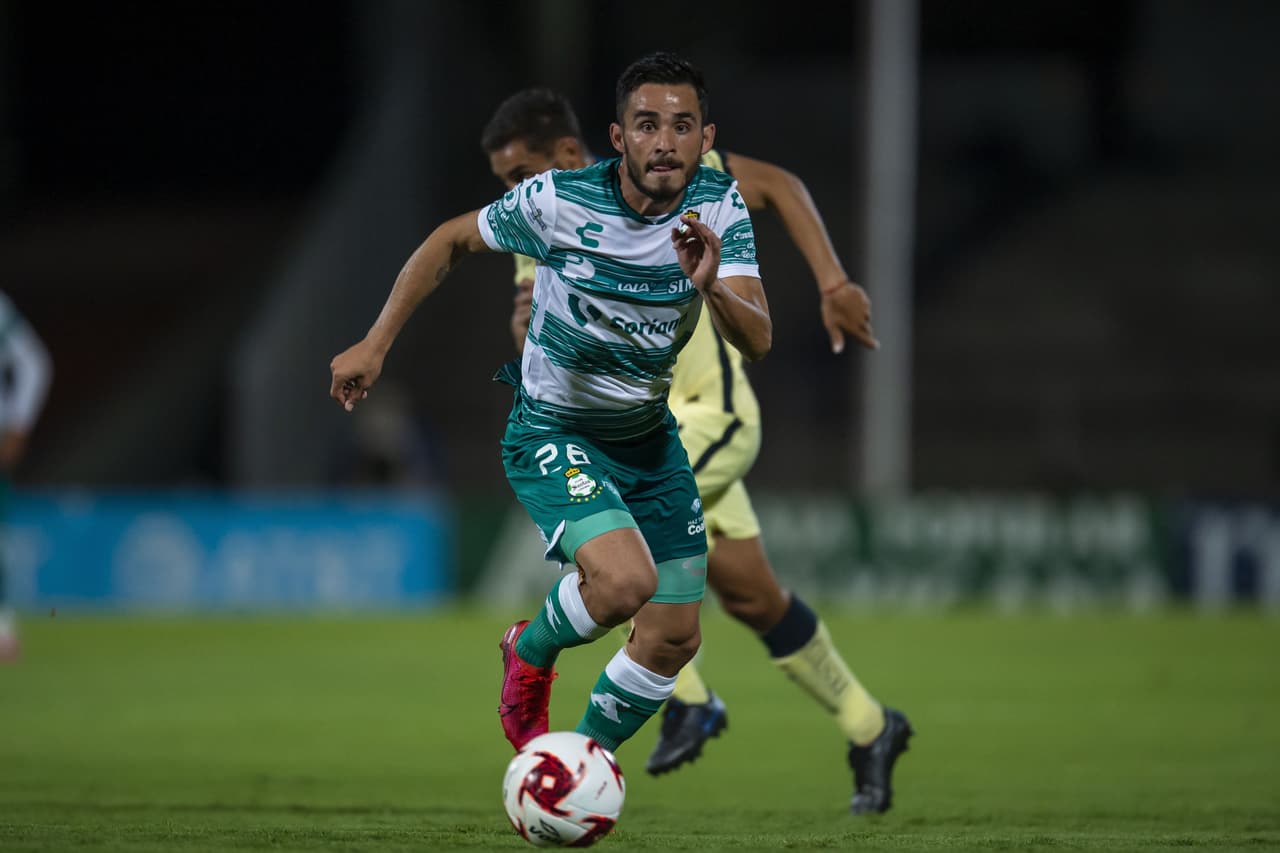 Los Santos tienen la posesión del balón, pero no logran llegar con peligro al arco de Guillermo Ochoa.