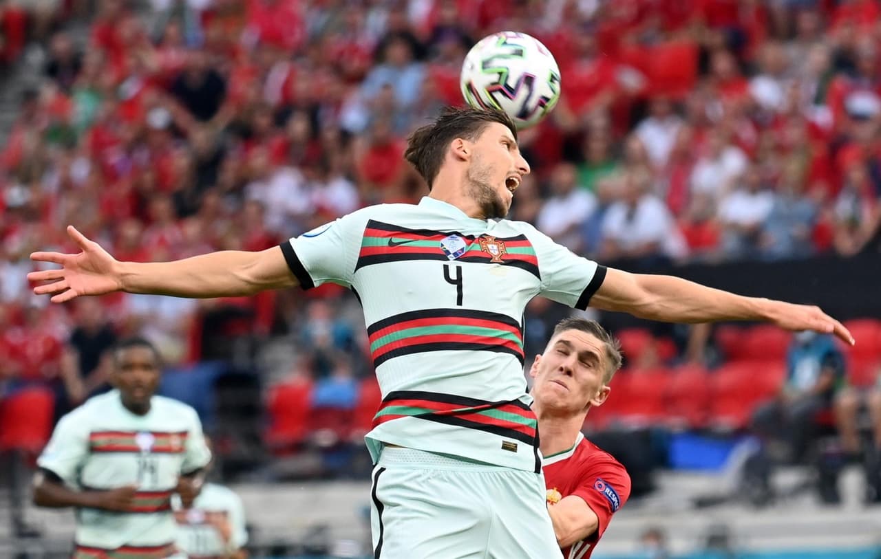 Portugal salva el resultado y derrota a Hungría 3-0 durante el partido del Grupo F en la Euro 2020. La primera parte del partido empataban a cero, pero Raphael Guerreiro ponía el primer tanto al minuto 84 y Cristiano Ronaldo se encargó de cerrar el partido con doblete, sumando los primeros tres puntos para los lusos.