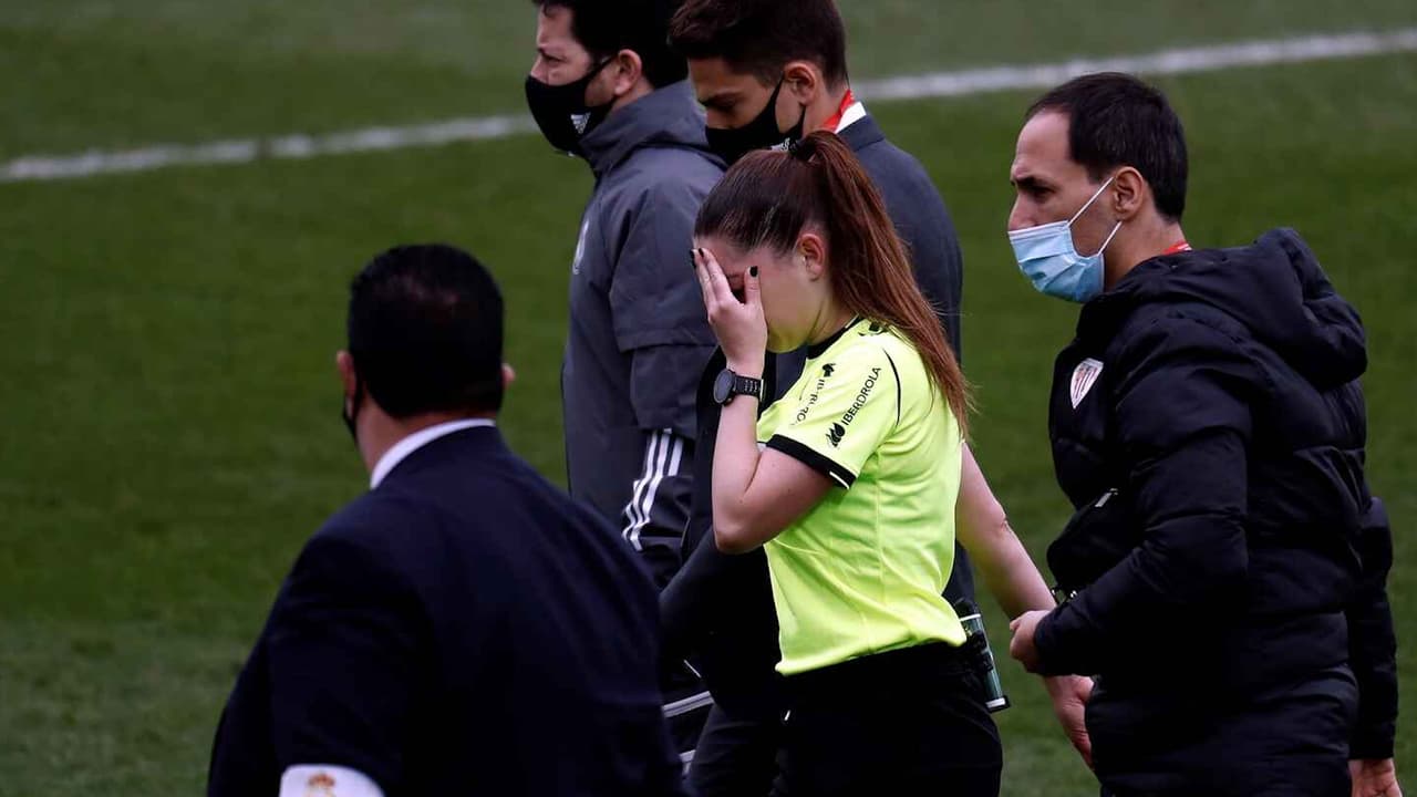 Árbitra de España recibe insultos machistas tras balonazo