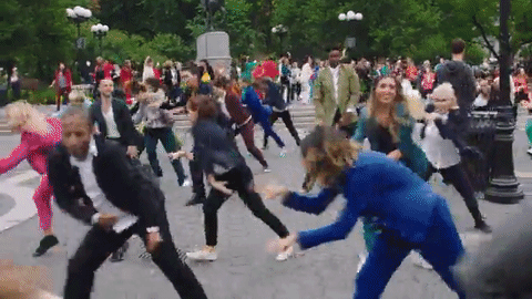 Durante los últimos meses se han sucedido numerosos homenajes en honor a Hillary Clinton en los que sus pantsuits han sido el protagonistas. El pasado octubre, 
<a href="http://www.univision.com/estilo-de-vida/trending/la-danza-de-los-pantalones-con-la-que-170-bailarines-homenajearon-en-la-calle-a-hillary-clinton">170 bailarines vestidos con pantalones de colores</a> participaron en un flashmob en Nueva York para mostrar su apoyo a la candidata.