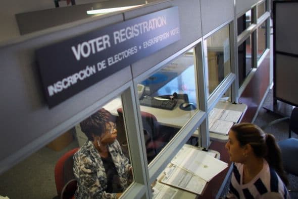 En persona: Puede ir al MDV (Motor Vehicle Department) donde sacó la licencia o al Registrador del Condado de donde vive para llenar el registro electoral de Arizona.