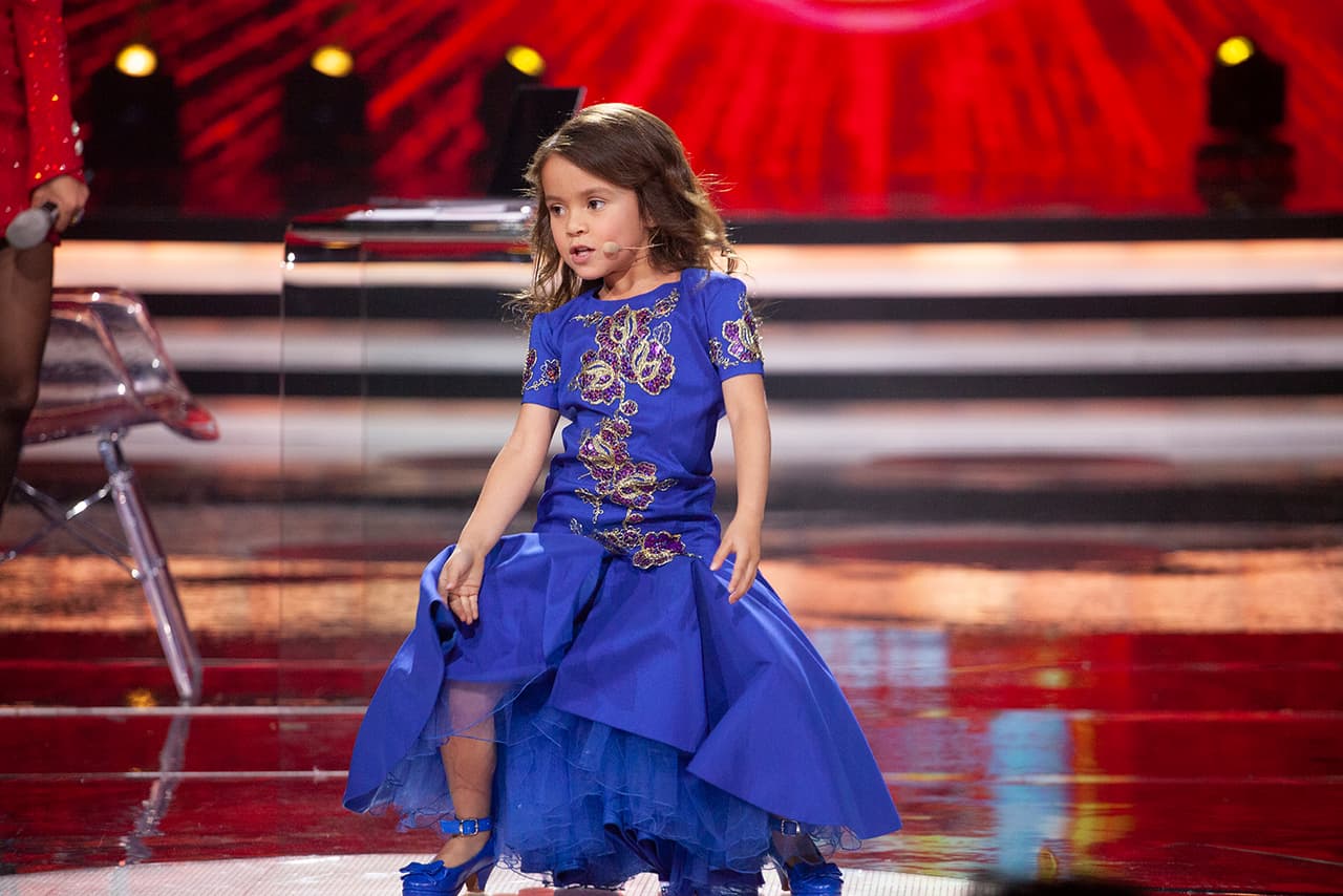 Al principio Galilea observó a Danna desde su asiento, pero en algún momento la musica se detuvo y la niña señaló a Galilea.