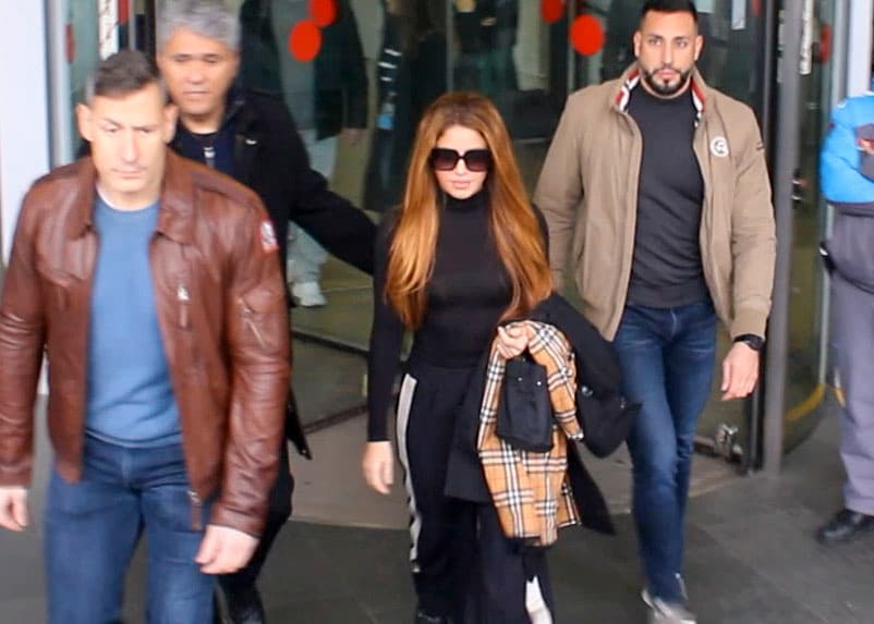 La cantante vistió de negro, portaba lentes oscuros y cargaba un abrigo Burberry.
<br>