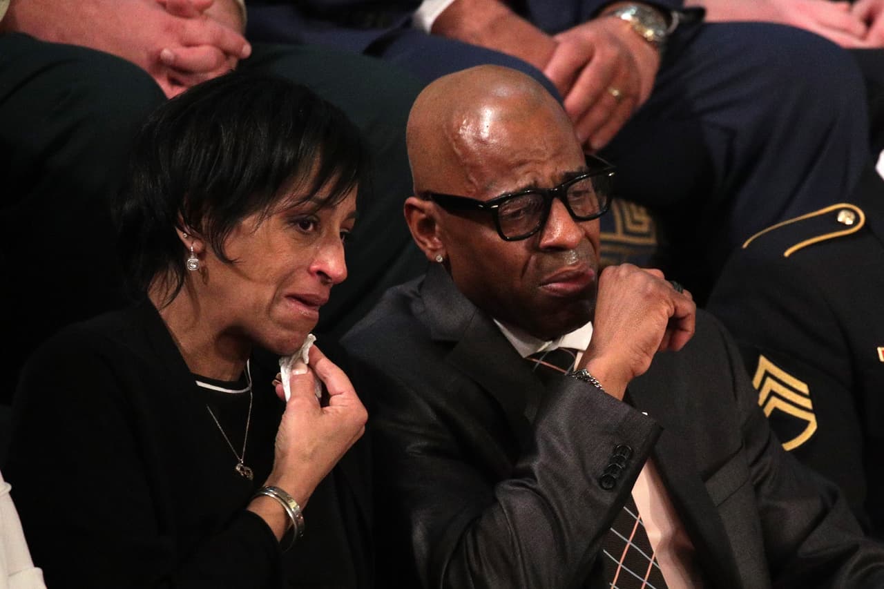 Evelyn Rodríguez y Freddy Cuevas, padres de niños que fueron asesinados por la pandilla MS-13 al ser mencionados por el presidente.