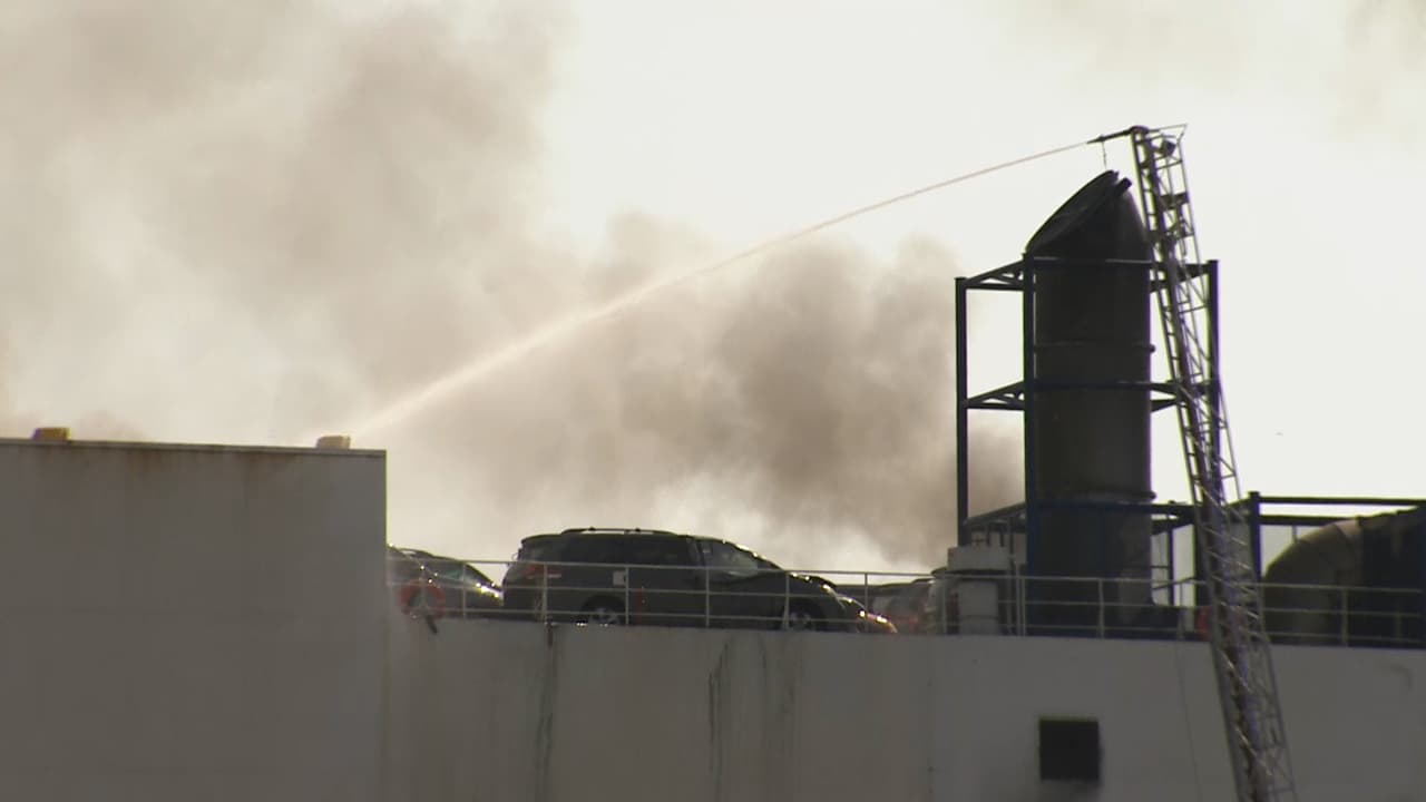 El incendio aún continuaba mientras los funcionarios ofrecían su conferencia de prensa este viernes, aunque el alcalde señaló que los trabajos para apagarlo seguirían adelante.