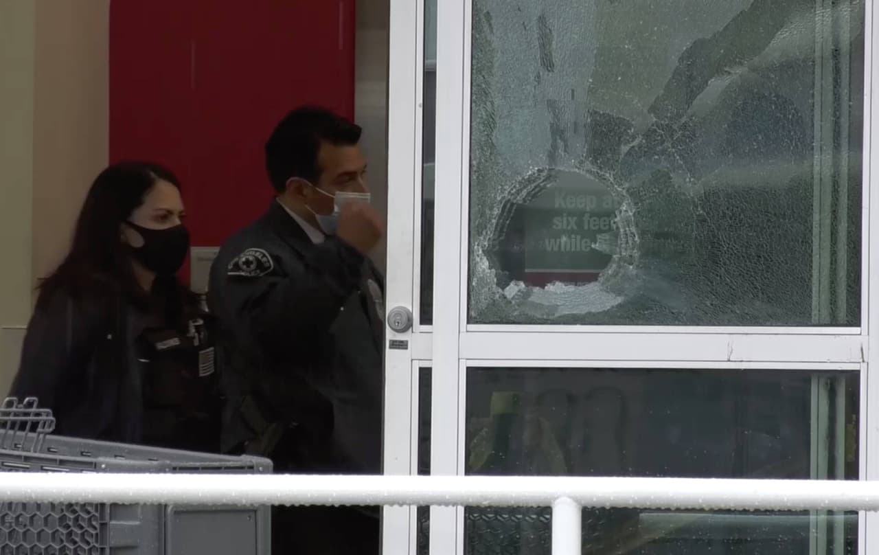 Los paramédicos 
<b>declararon al sospechoso y a una mujer muertos en el lugar</b> y llevaron a una segunda mujer a un hospital para recibir tratamiento por una lesión "traumática", informó el Departamento de Bomberos de Los Ángeles.