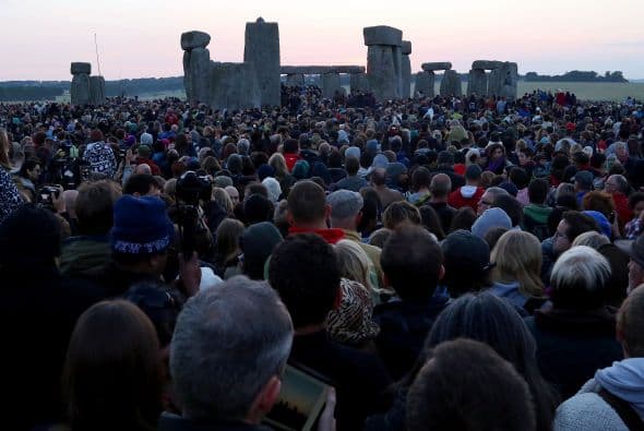 Fueron unas 40 mil personas,reunidas en el monumento megalítico en el sur de Gran Bretaña.