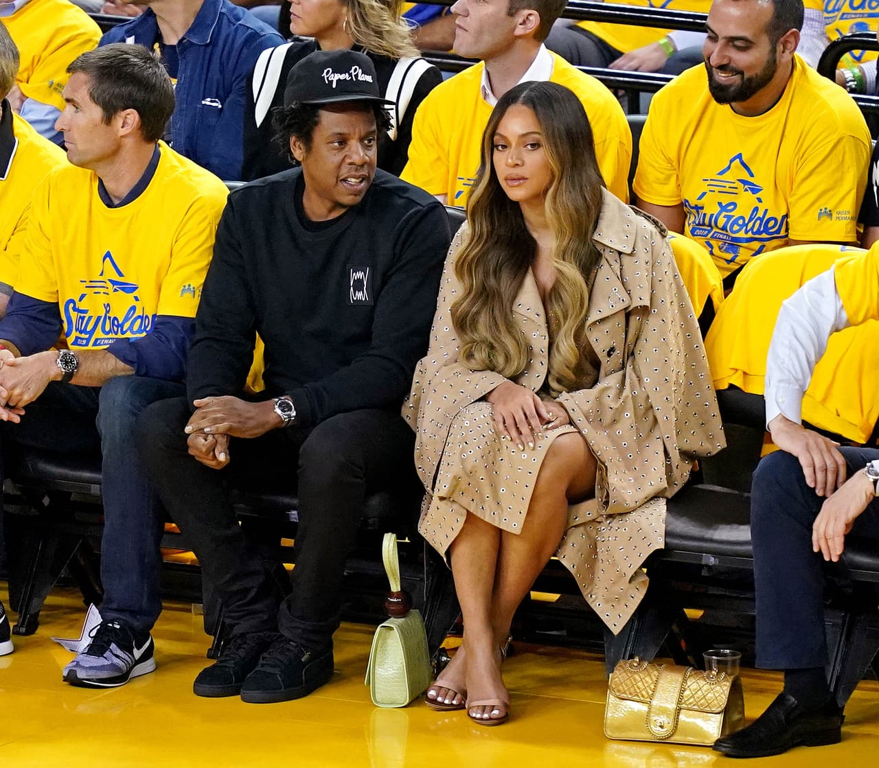De acuerdo a la reportera de ESPN, Ramona Shelburne, 
<b>Curran contó entre lágrimas </b>que solo quería ofrecer una bebida a Jay-Z durante un partido entre los Warriors y los Raptors de Toronto.