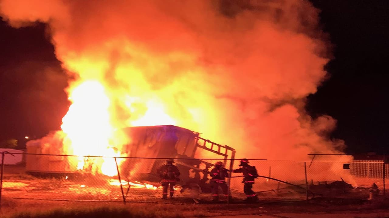 Los bomberos del
<a href="https://twitter.com/PHXFire" target="_blank"><b>departamento de Phoenix </b></a>fueron enviados una casa móvil en llamas la madrugada del 18 de abril.
<br>