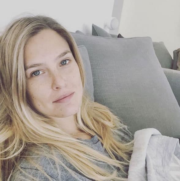 "2016 será un año de... ¡bebé! Feliz y alegre y año", anotó Bar.