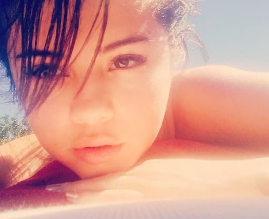 Selena Gomez nos dejó con ganas de una foto de cuerpo entero, pero con su cara tan preciosa nos dejó cautivados.