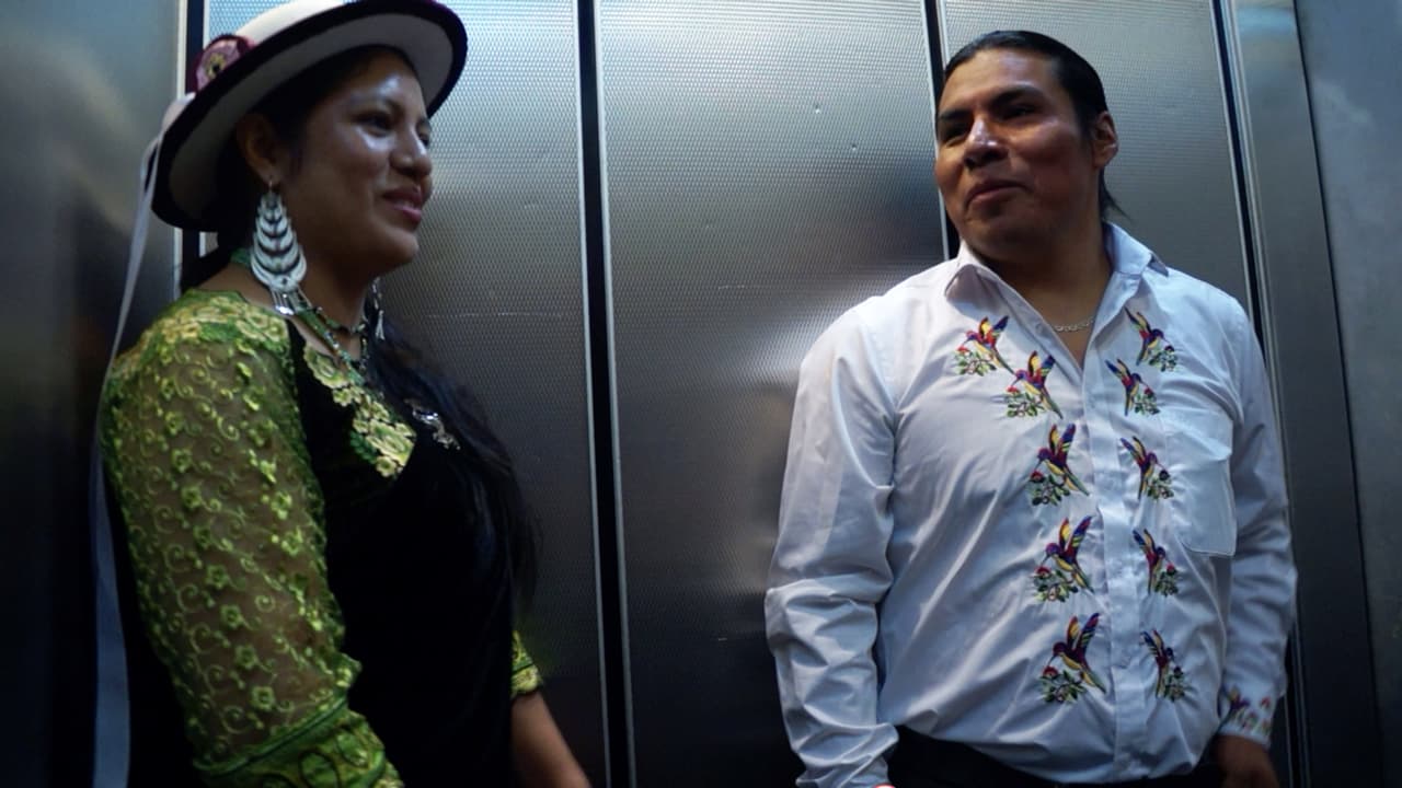 Deisy Alvarez y Segundo Angamarca bajando en el ascensor hasta el 'basement' donde se encuentra el estudio de radio.