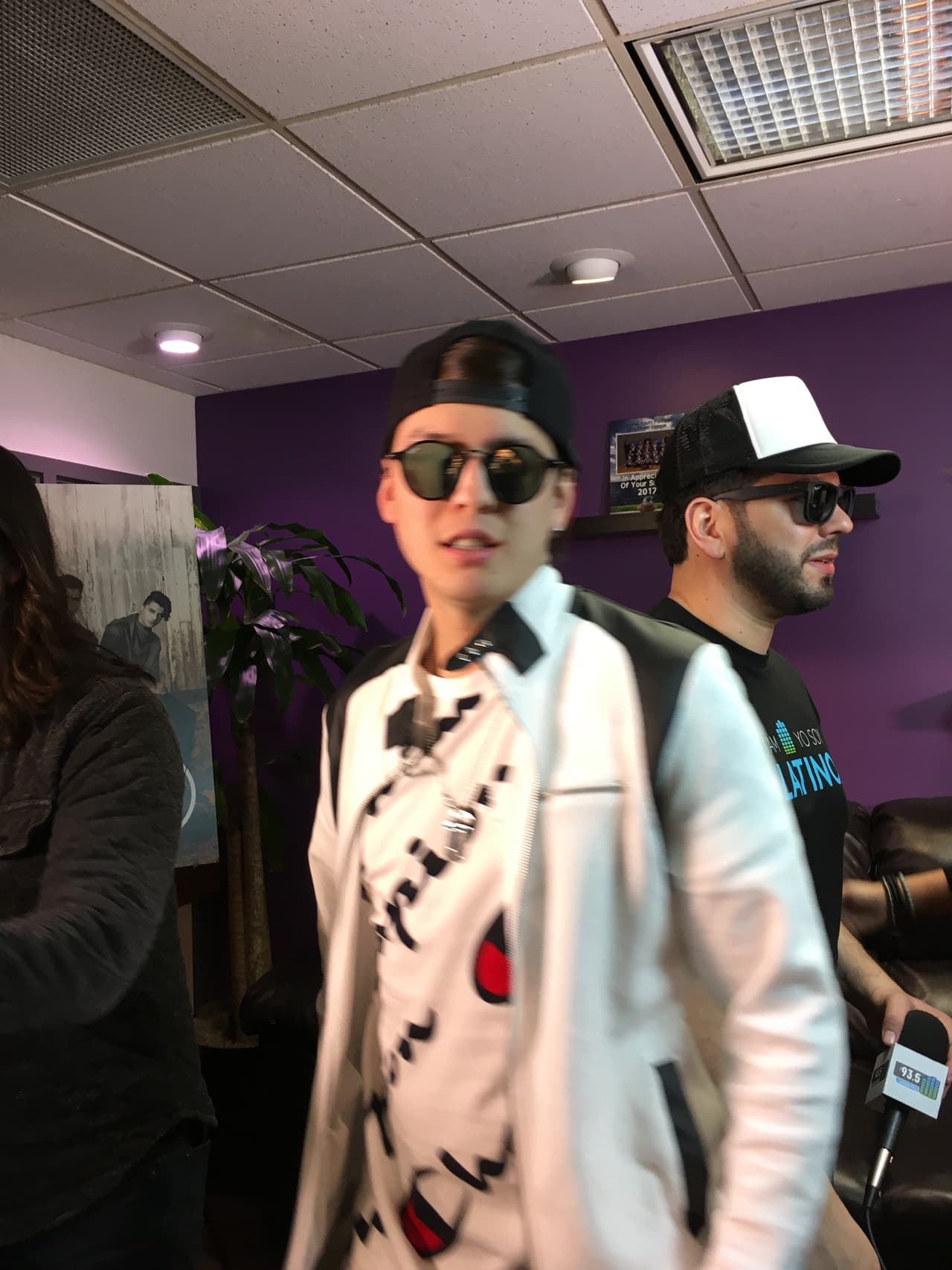 Las fanáticas de CNCO recibieron al grupo con los brazos abiertos. El centro comercial donde se realizó el meet and greet estaba llenos de fans que les esperaban desde las 5 de la mañana para tomarse una foto con ellos y conocerlos en persona.