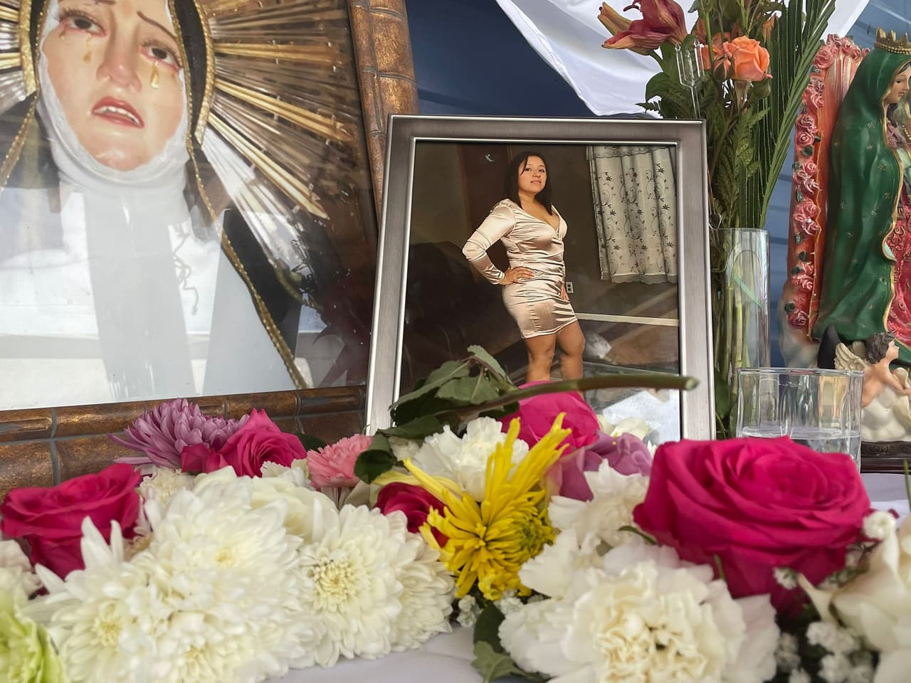 Familiares y amigos de Leslie Ruiz-Basilio colocaron flores y fotografías frente a la entrada de la tienda Metro PCS en la cuadra 900 de Kirkwood Highway.