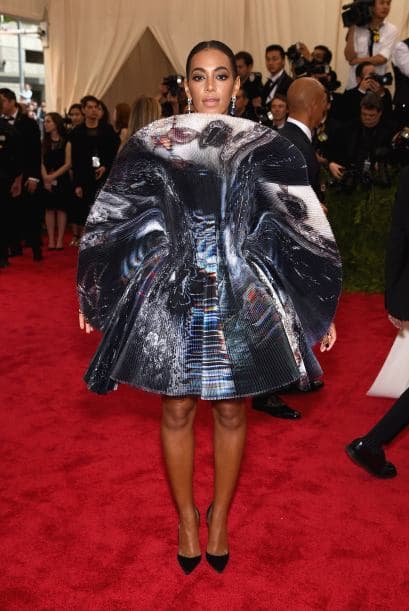 Si el atuendo de Rihanna fue extremo, el vestido de Solange Knowles no se queda atrás.