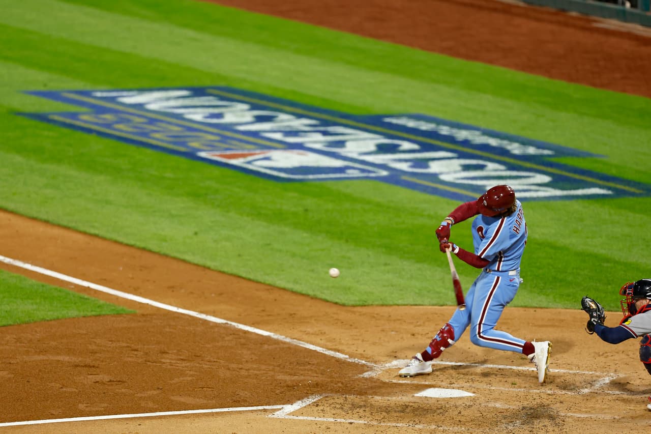 Harper conecta un sencillo en la tercera entrada contra los Bravos de Atlanta.