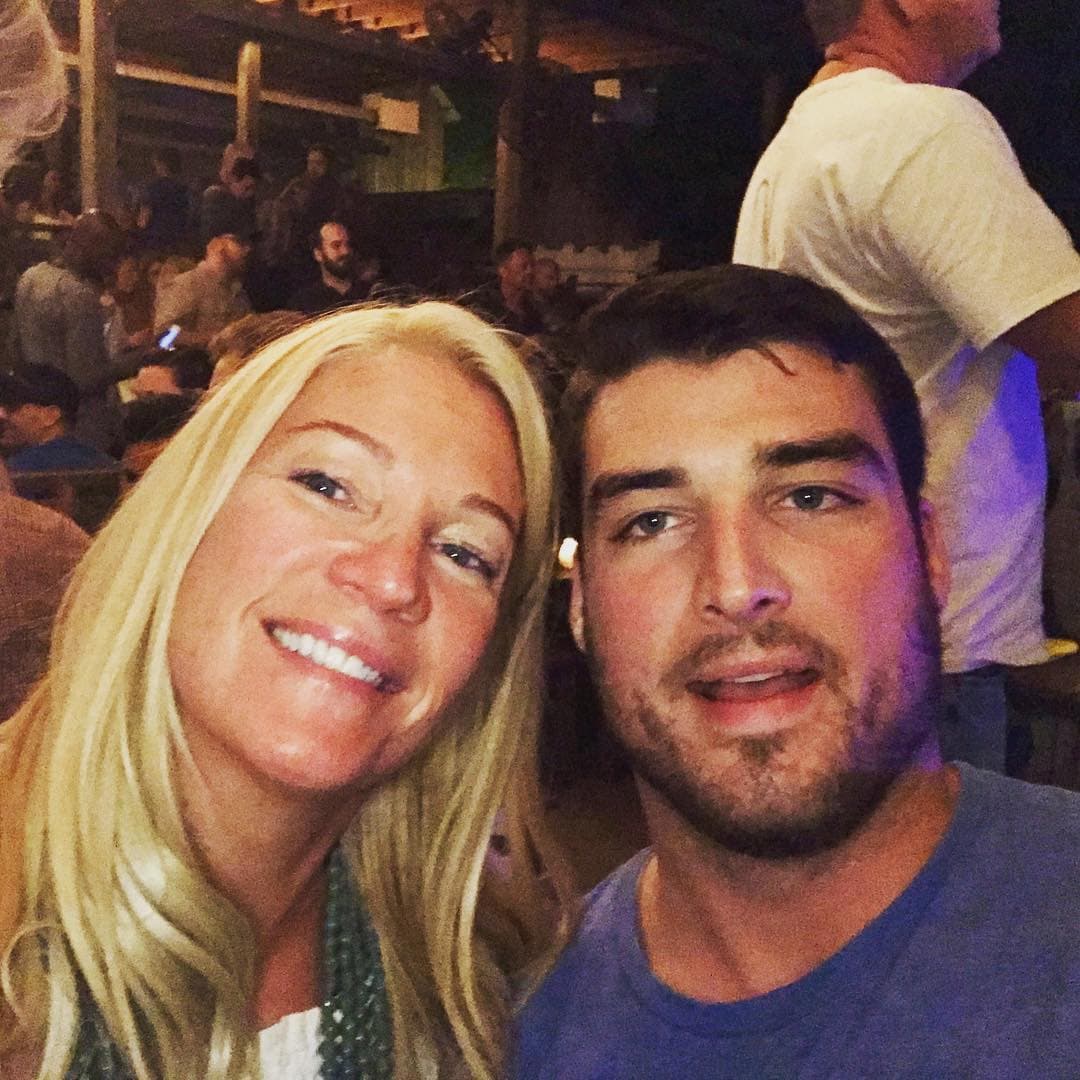 Las razones por las que fue enviado a casa no fueron aclaradas. Hannah Brown se limitó a decir “tuvo que irse”.