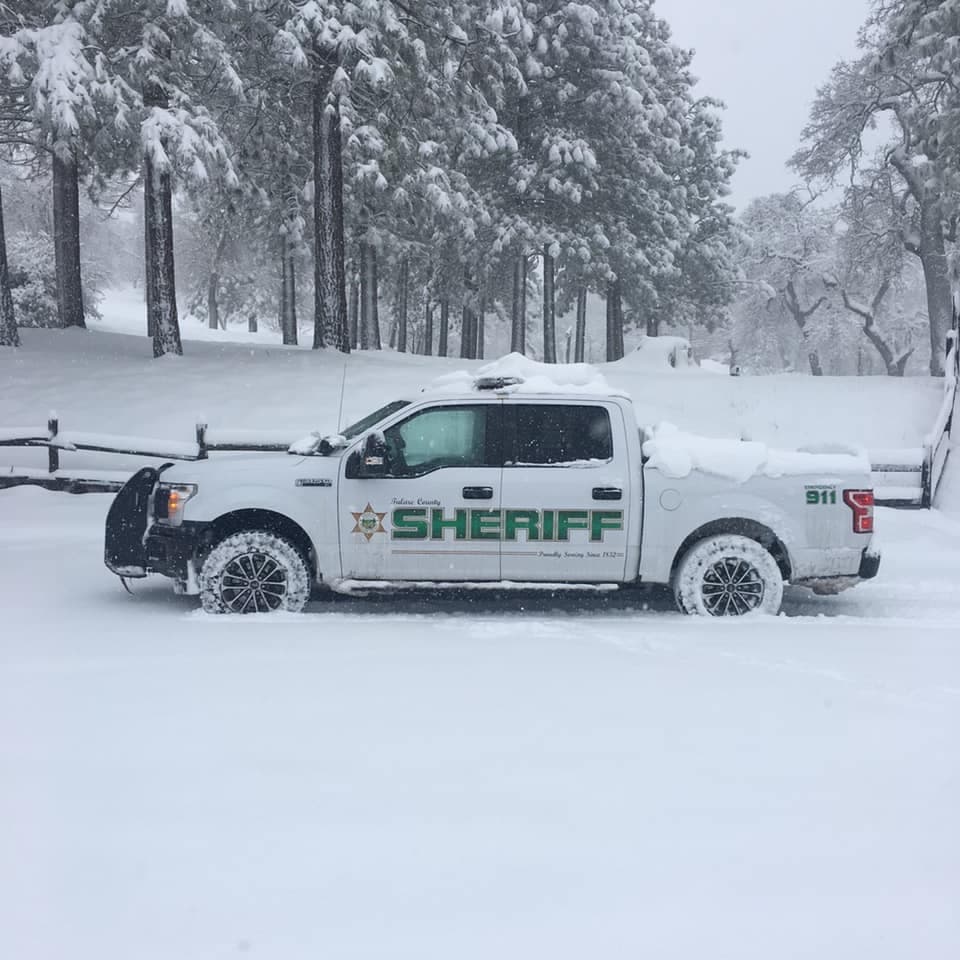 El Alguacil del condado de Fresno estuvo ayudando durante la mañana a automovilistas que quedaron atascados en la carretera 168, cerca de Cressman road.