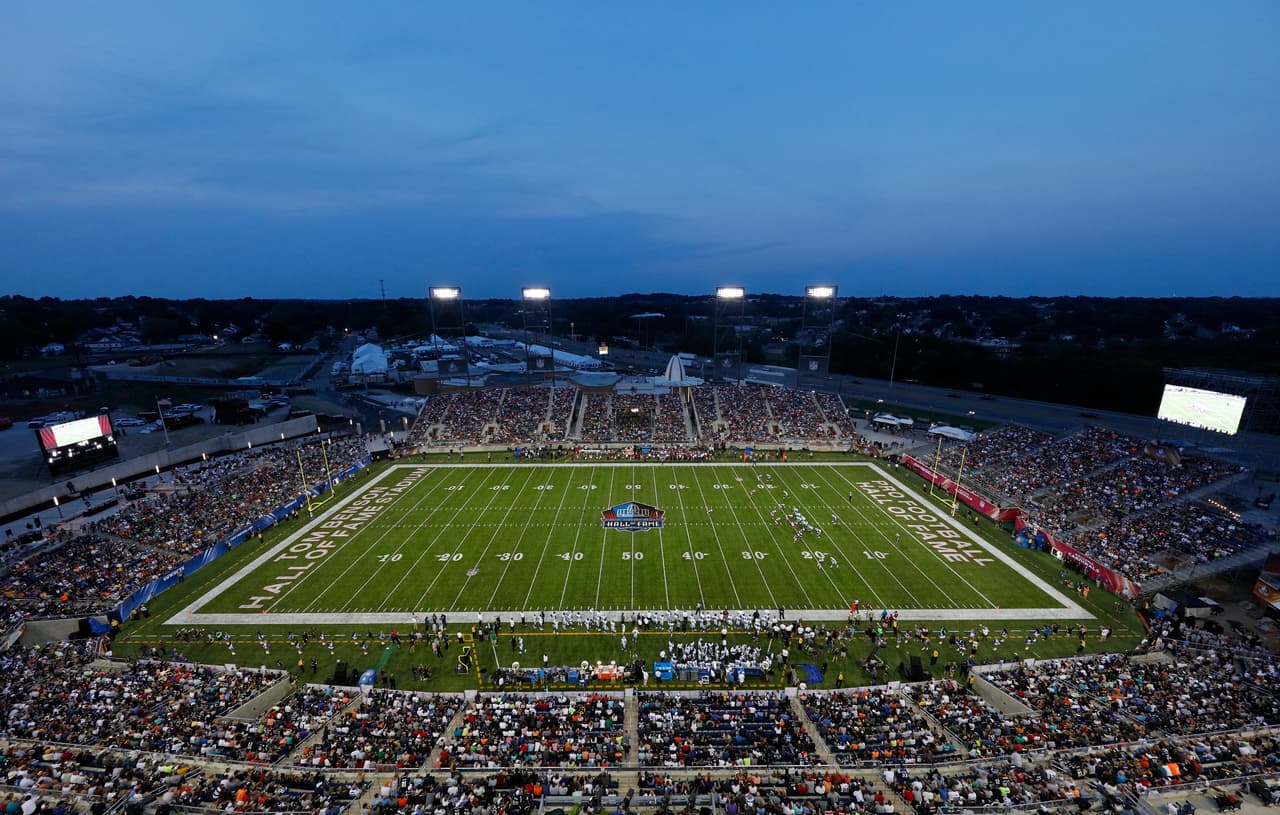 Los Dallas Cowboys y los Arizona Cardinals abrieron oficialmente esta noche la temporada de la NFL enfrentándose en el Partido del Salón de la Fama en el Tom Benson Stadium de Canton, Ohio en medio de un gran ambiente y los elegidos a ingresar en la Clase 2017.