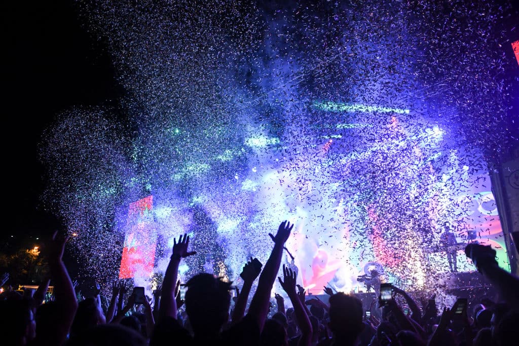 Descubre aproximadamente cuánto cobran estas 5 grandes estrellas del reguetón urbano por dar un concierto.