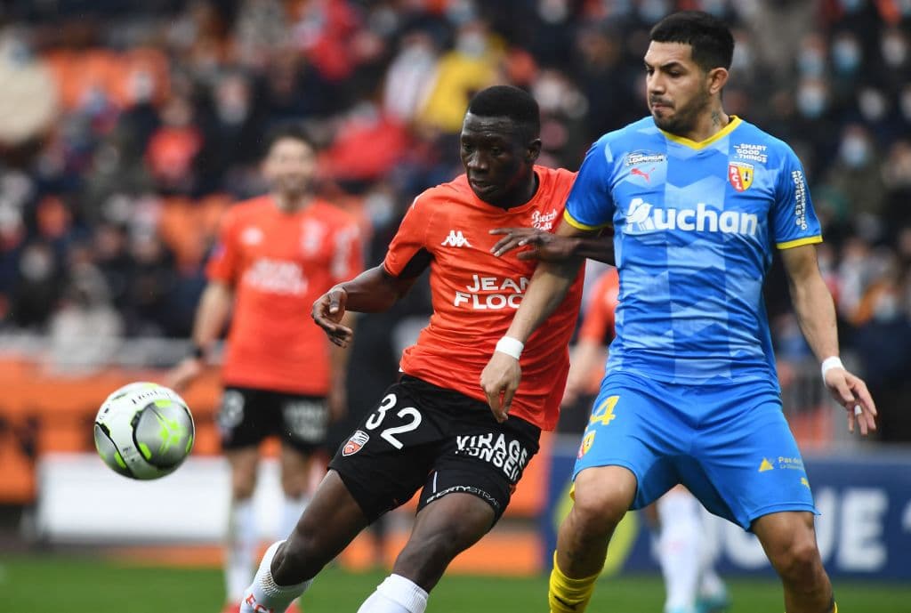 Lorient vence al Lens 2-0 como local, durante la J23 y se mueve de la zona del descenso. Las anotaciones fueron por parte de Soumano y Koné.