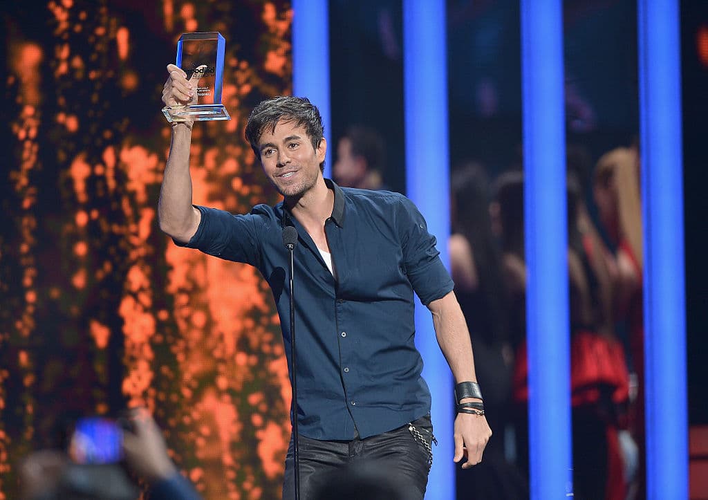 <b>Enrique Iglesias</b>
<br>El cantante español nació en Madrid hace 43 años. En su carrera artística se identificado con los latinos y por parte de su madre tiene raíces asiáticas.