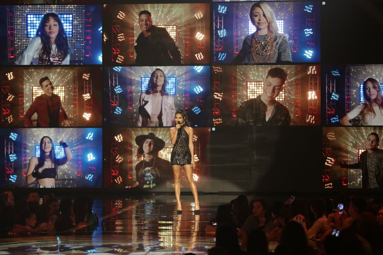 Cada domingo en La Banda, Alejandra nos sorprende con un estilo súper chic y juvenil. En el quinto show en vivo eligió este mini vestido negro del diseñador Steven Khalil. ¿Qué te parece?