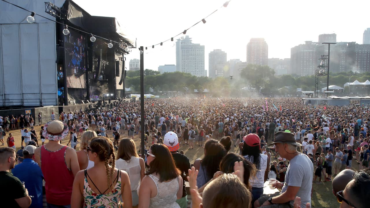 Asistentes en Chicago disfrutan de Lollapalooza en 2016.