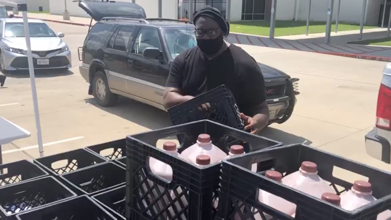 Según se informó, la exención niega el requisito de la Ley Nacional de Almuerzos Escolares de que las escuelas sirvan alimentos en un entorno grupal.