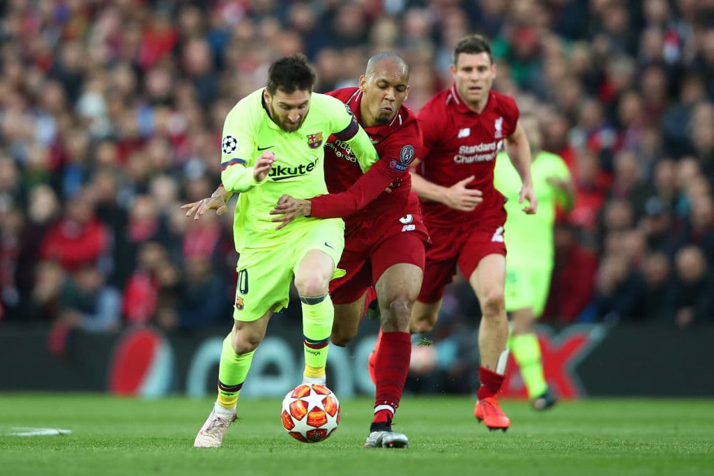 Esta imagen define en gran medida el tipo de partido que vivió Lionel Messi esta noche en Anfield, totalmente opuesto a lo de una semana atrás, donde parecía imparable, una centella, pero el astro del Barcelona estuvo extraordinariamente bien custodiado.