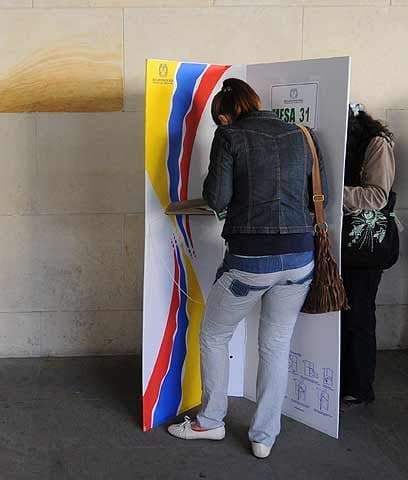 ¿Habrá segunda vuelta?Las encuestas reflejan que el siete por ciento de los colombianos no sabe aún por quién votará. Los números arrojan también que es muy probable la segunda vuelta. Pero para muchos analistas, los colombianos están más preocupados por otros factores; el 20 por ciento de ellos está inquieto por el desempleo y con mucha razón, pues un estudio de la OIT reveló que Colombia ocupa el último puesto de ocupación laboral de América Latina y el Caribe, con 12.3 por ciento de desocupados.Quizá estas preocupaciones e inconformidad se reflejen en ausencia de votantes en las urnas.