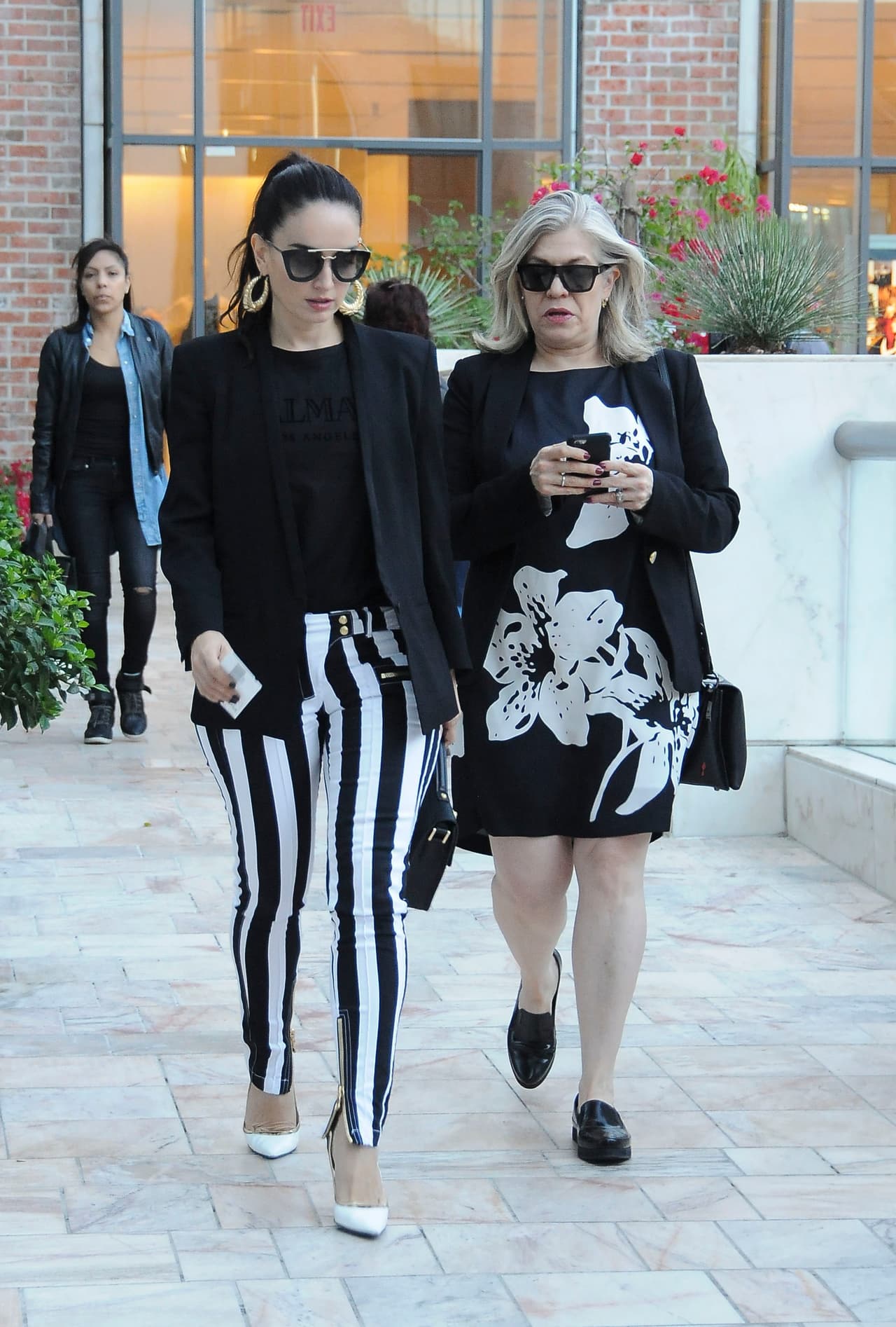 Las dos muy combinaditas en blanco y negro.