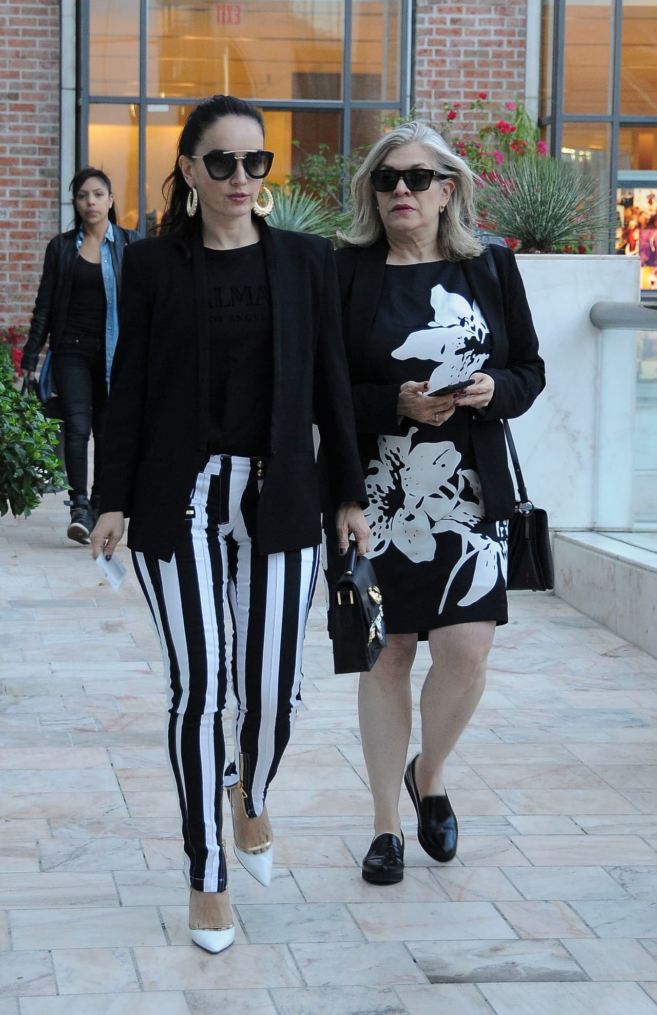 Complementó su look con playera negra y un hermoso saco.