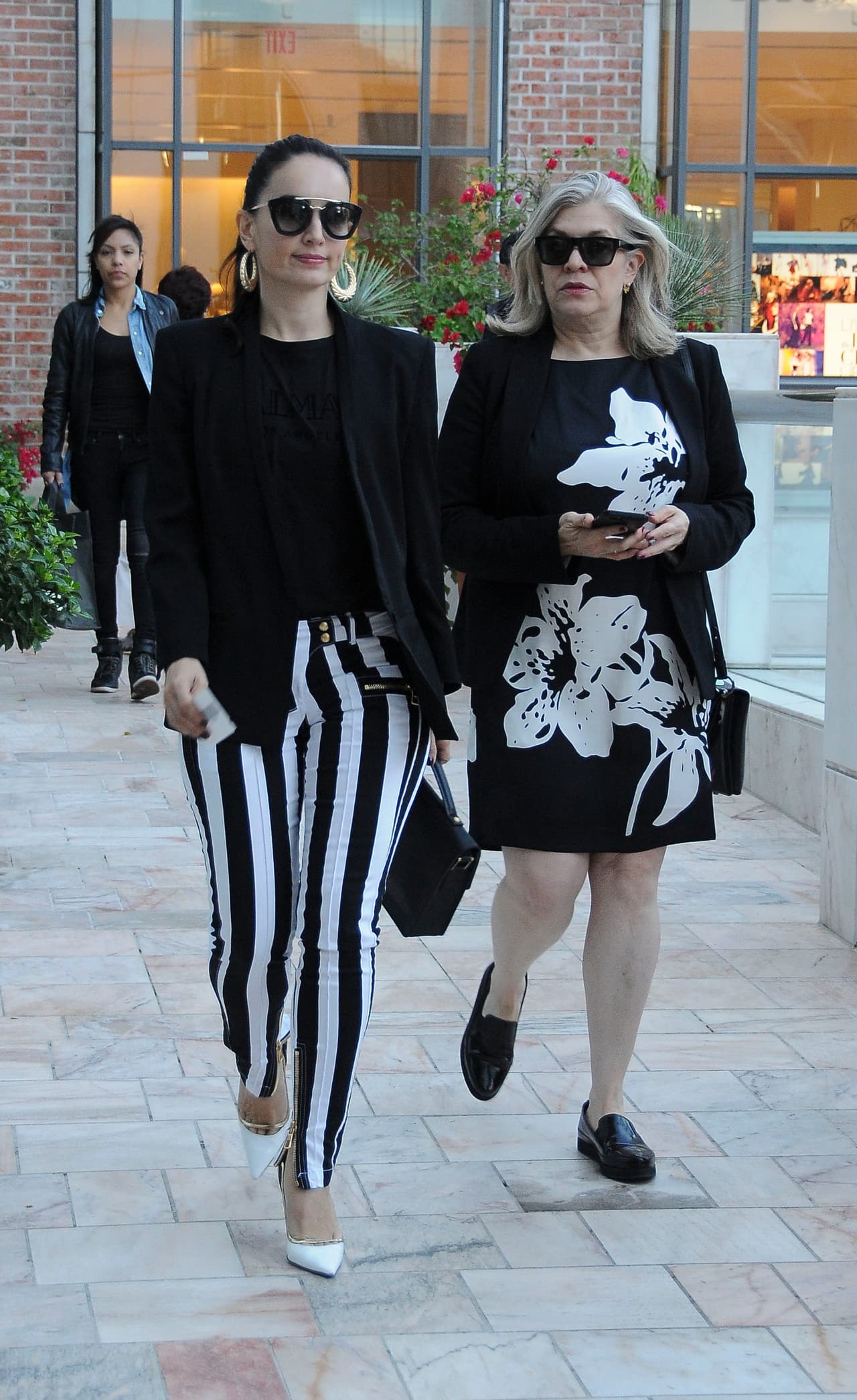 Su mamá portó un adorable vestido negro con flores blancas.