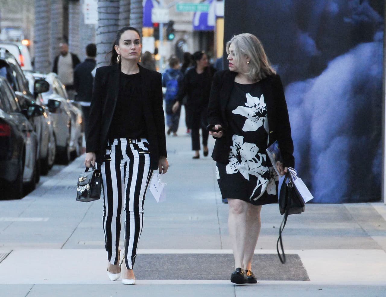 Ana usó unos pantalones entallados a rayas blancas y negras.