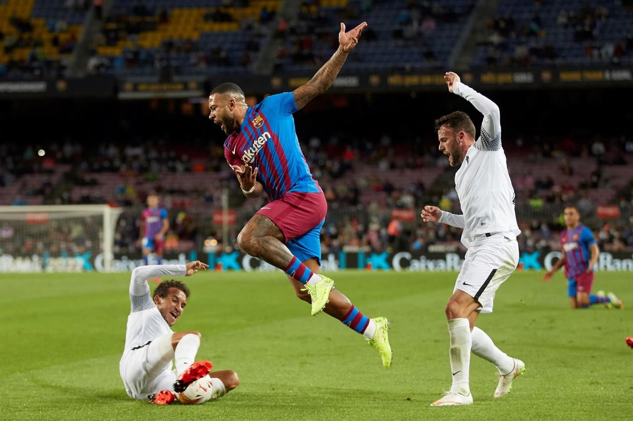 El Barcelona de Koeman perdía por temprana anotación del Granada por parte de Domingos Duarte al minuto 2’. Durante el partido agónico, la escuadra culé logró salvar el empate hasta los 90 minutos gracias al gol de Ronald Araújo, dejando el marcador 1-1 en la J5 de La Liga.