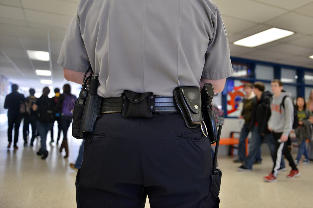 Lo que necesitas saber sobre la vigilancia policial en las escuelas