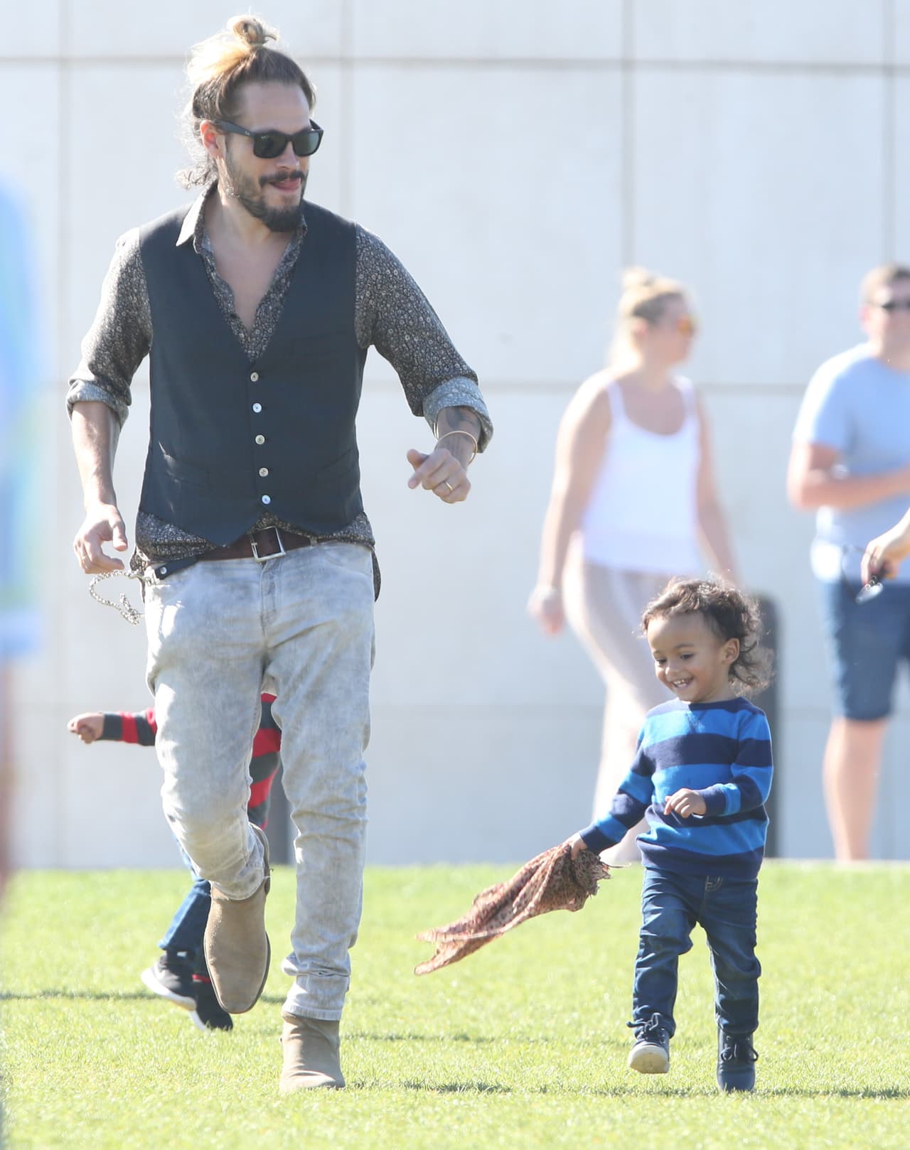 Jugó con sus hijos toda la tarde.