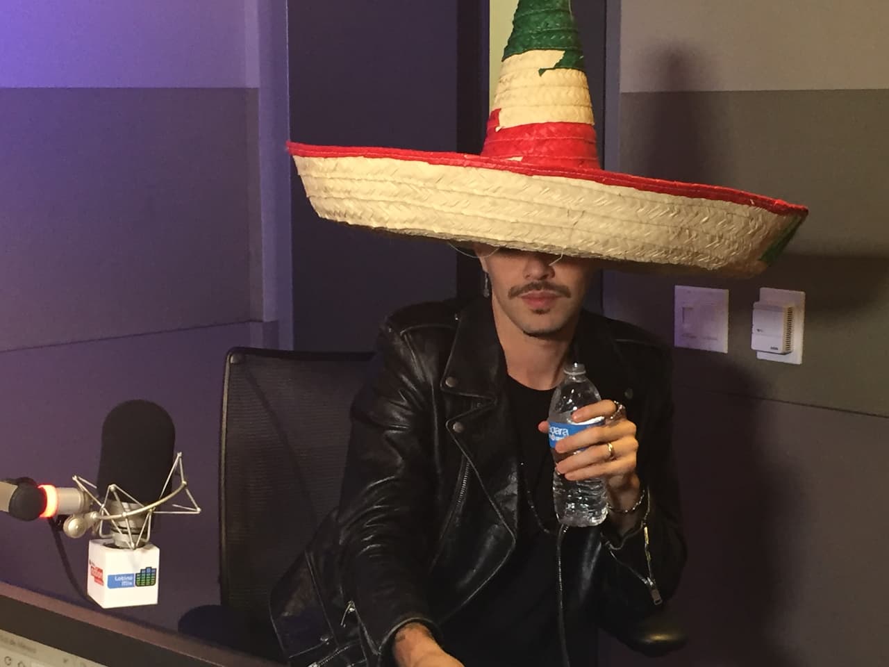 Los hermanos Jesse y Joy pasaron por los estudios de Uforia Nation para platicar con Pancho y Rene. Sin imaginar que Calibre 50 los iba a sorprender.