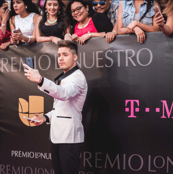 William Valdés se veía muy elegante y aprovechó para sacar la selfie del recuerdo.