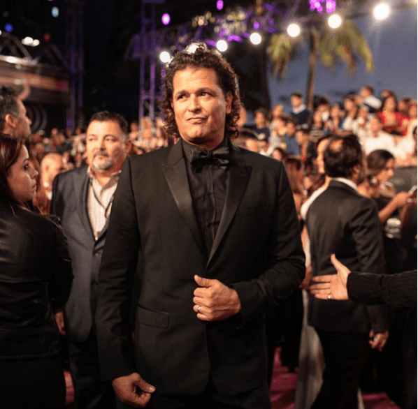 ¿Y esa cara Carlos? Hay que estar felices, hoy es tu homenaje.