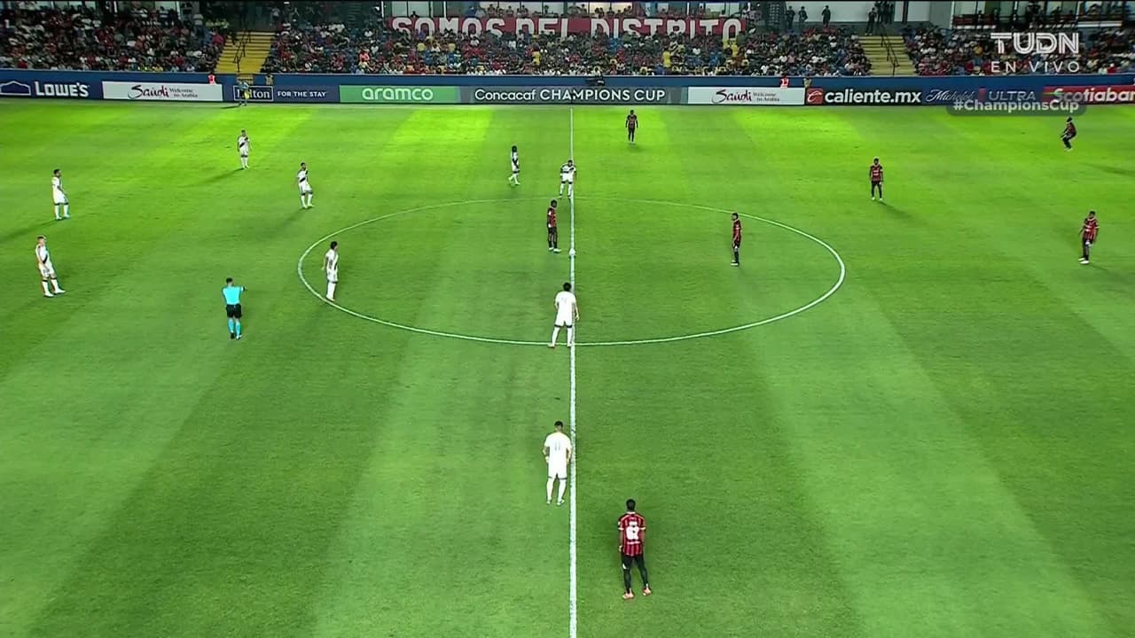 Arranca el partido y la pelota está en juego.
