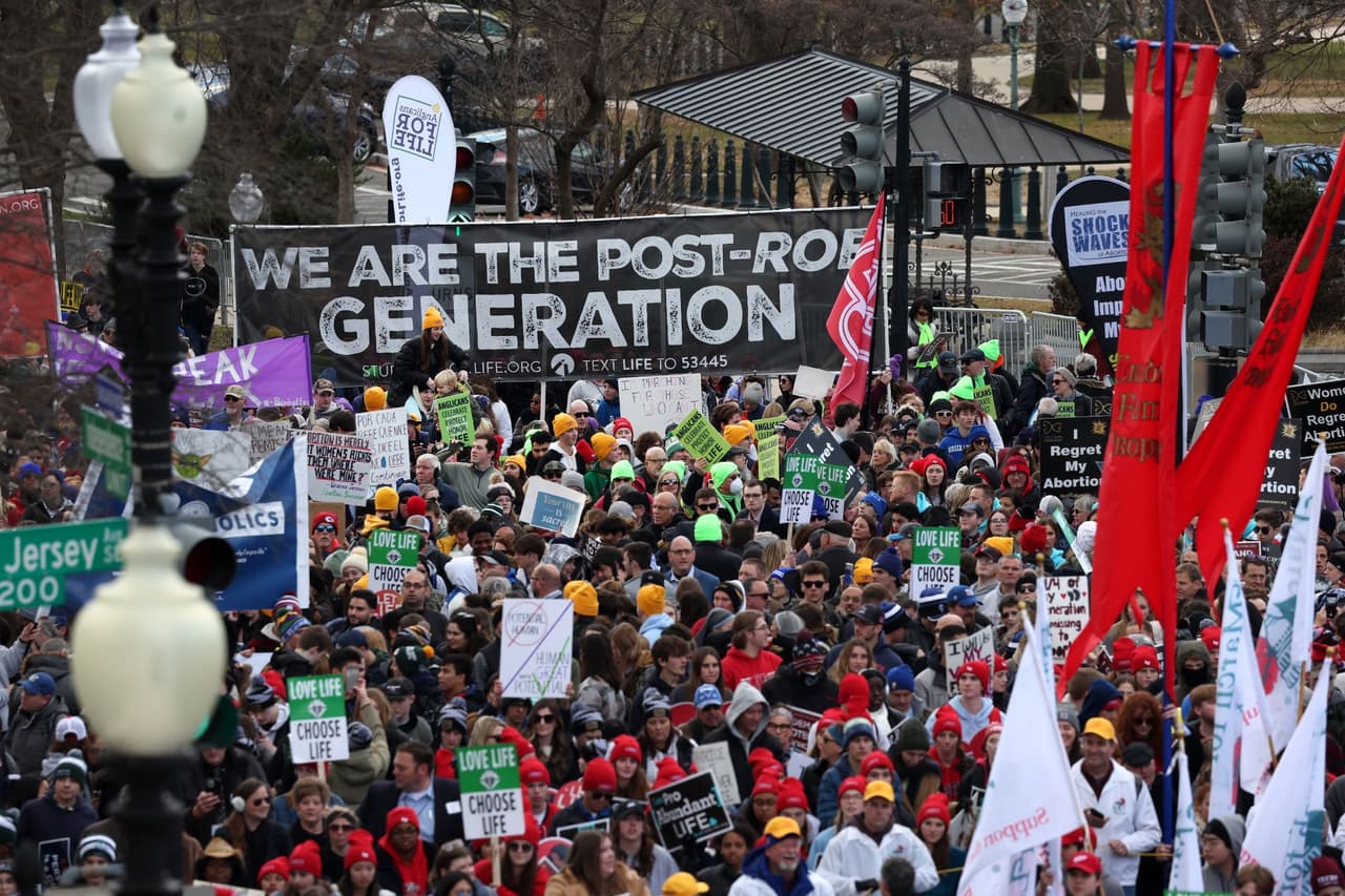 "Somos la generación post-Roe", fue una de las consignas de los asistentes a la marcha.